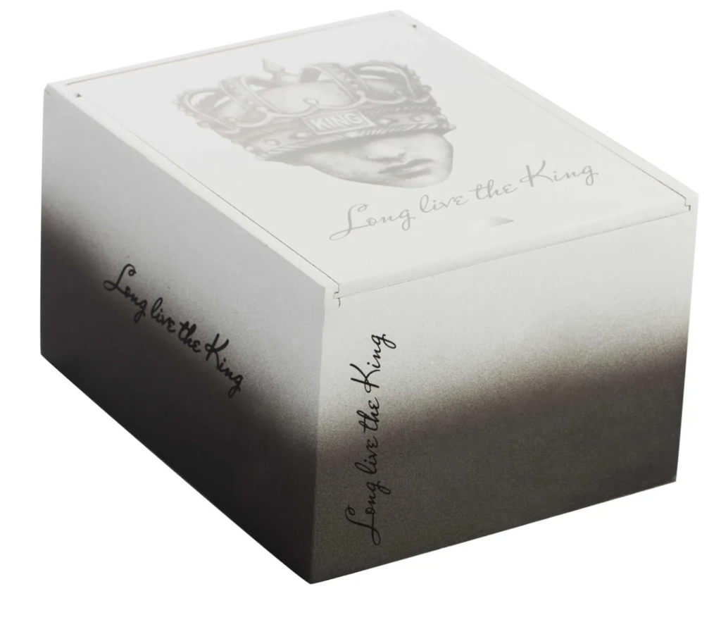 Caldwell Long Live The King Petite Dbl. Wide Short Churchill in premium quality.jpeg 2.webp