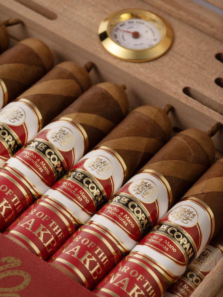 FLOR DE COPAN year of the snake detalle.webp